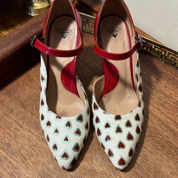John Fluevog POSER
LILY ROSE
D’ORSAY MARY JANE HEEL Heart Shoes - Picture 2 of 12